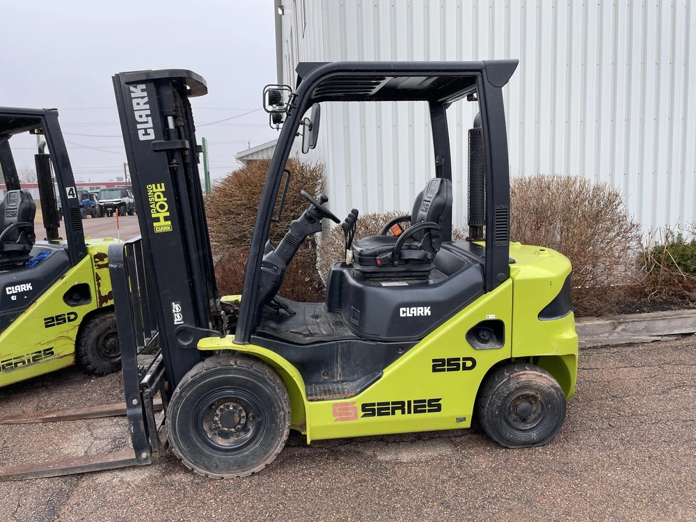 2022 Clark S25d alt