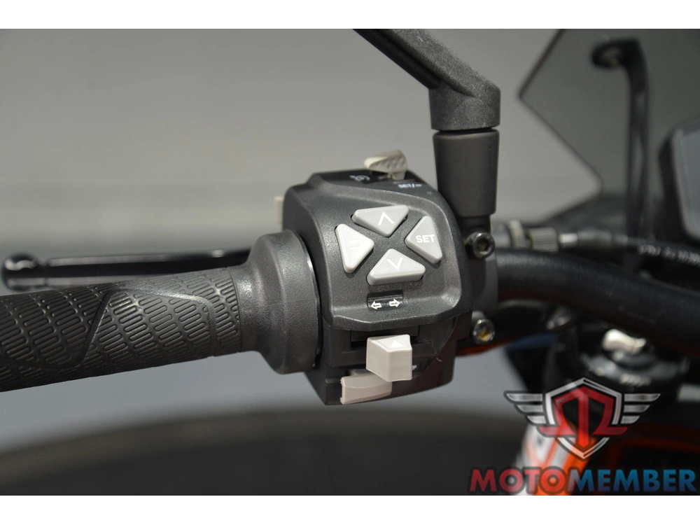 2022 Ktm Duke 890 R alt