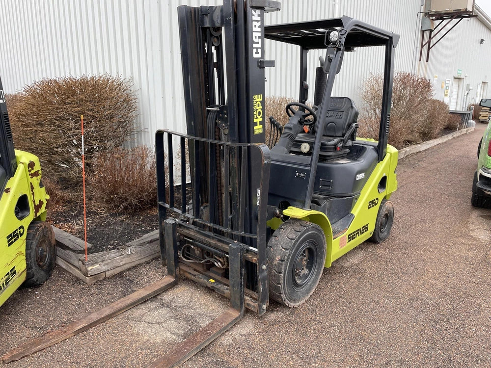 2022 Clark S25d alt