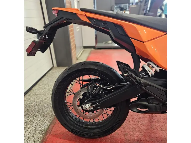 2025 KTM 390 SMC R