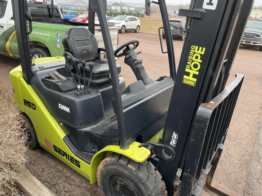 2022 Clark S25d alt