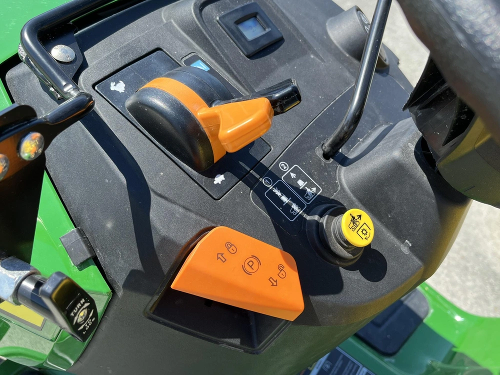 2025 John Deere S220 alt