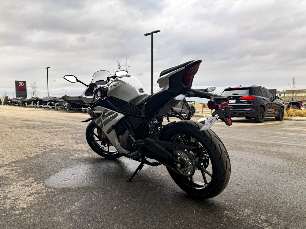 2026 Cfmoto 300ss alt