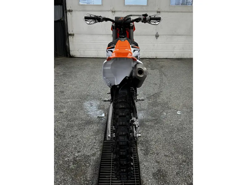 2024 KTM 450 SX-F thumbnail 3