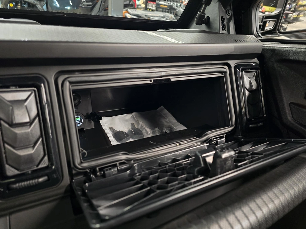 2026 Brp Defender Limited Cab Hd11 alt