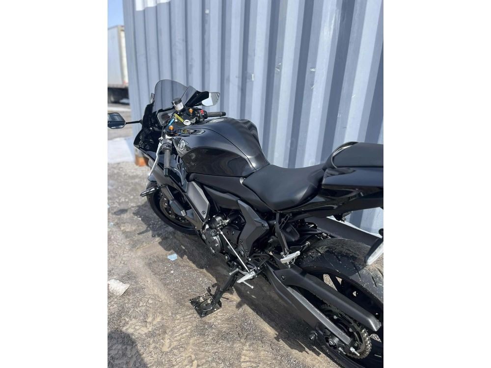 Yamaha R7 2025 alt