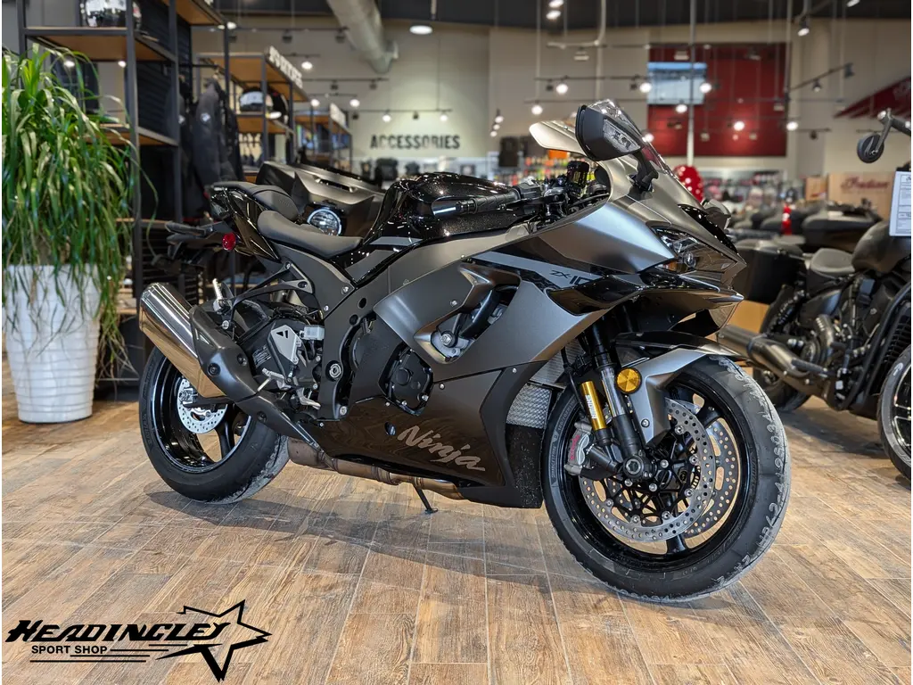 2026 Kawasaki Ninja ZX-10R // Matte Graphenesteel Gray/Metallic Spark Black/Pearl Storm Gray 