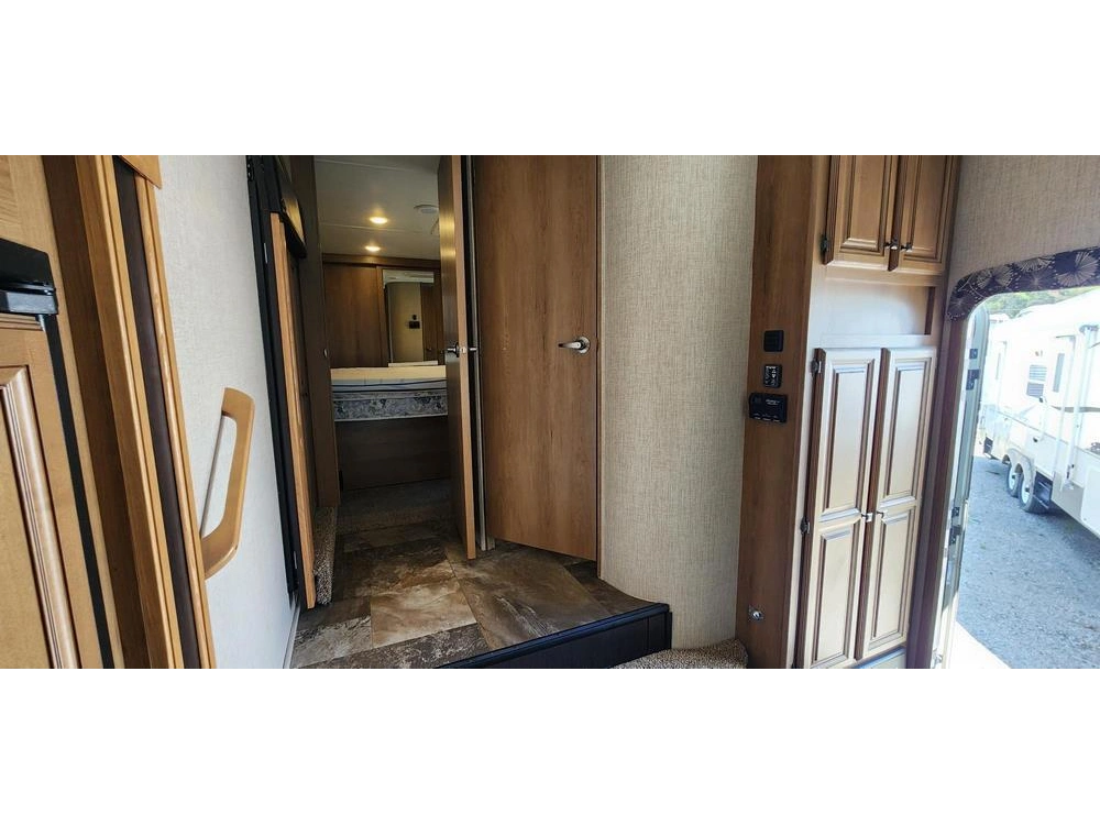 Cruiser 333rl 2016 alt