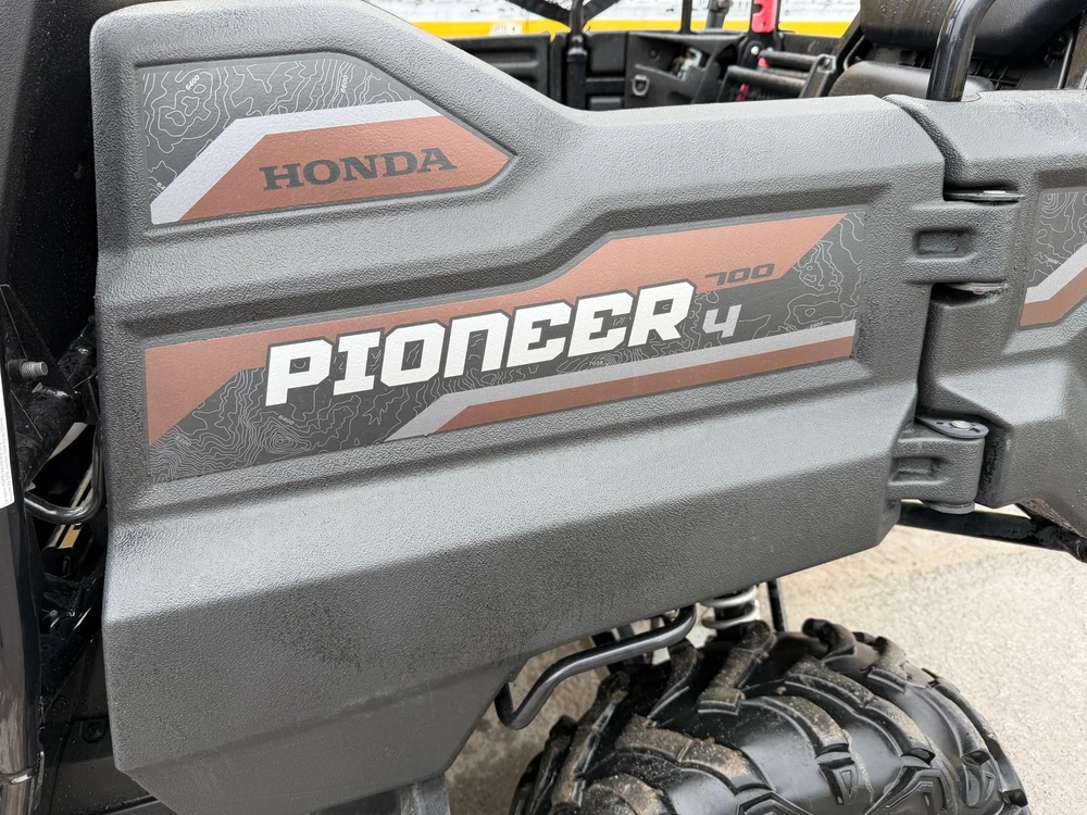 Honda Pioneer 700-4 2022 alt