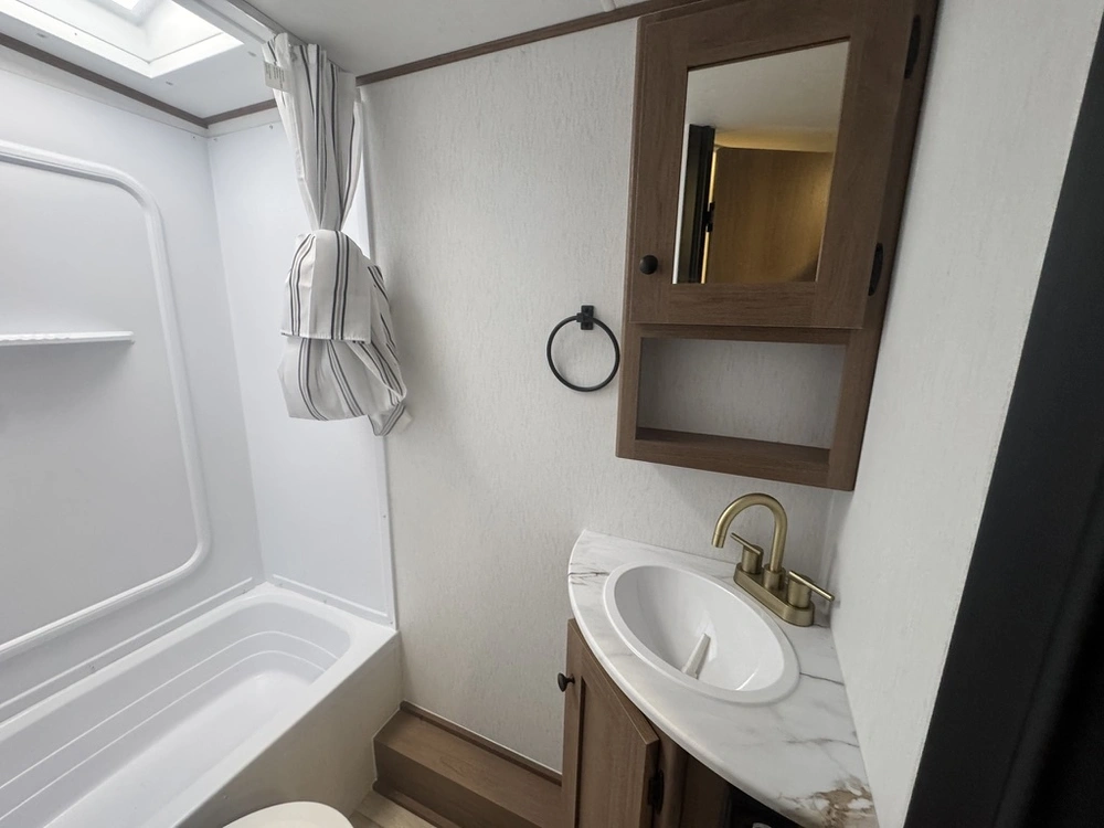 Coachmen Apex Nano 208bhs 2026 alt