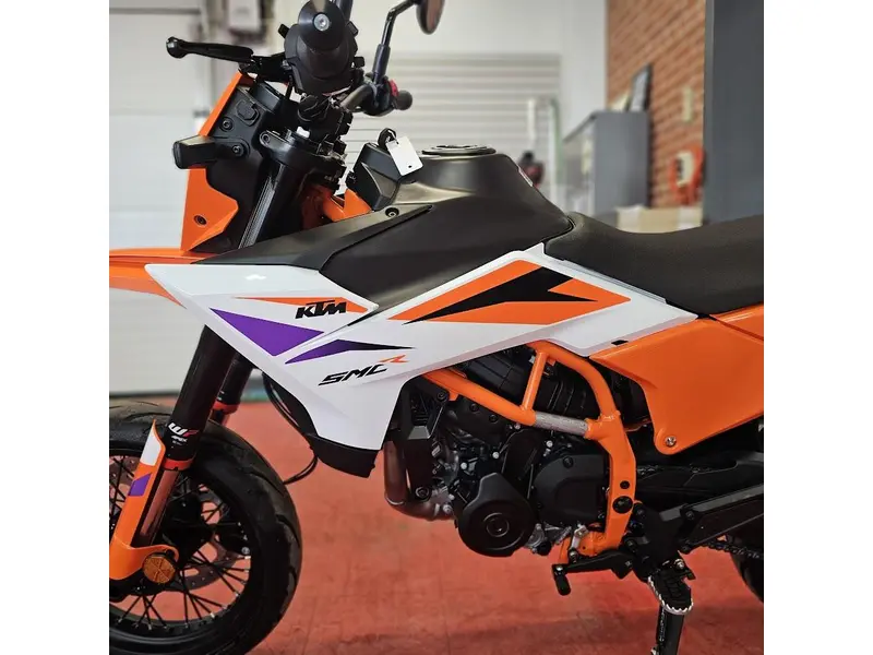 2025 KTM 390 SMC R