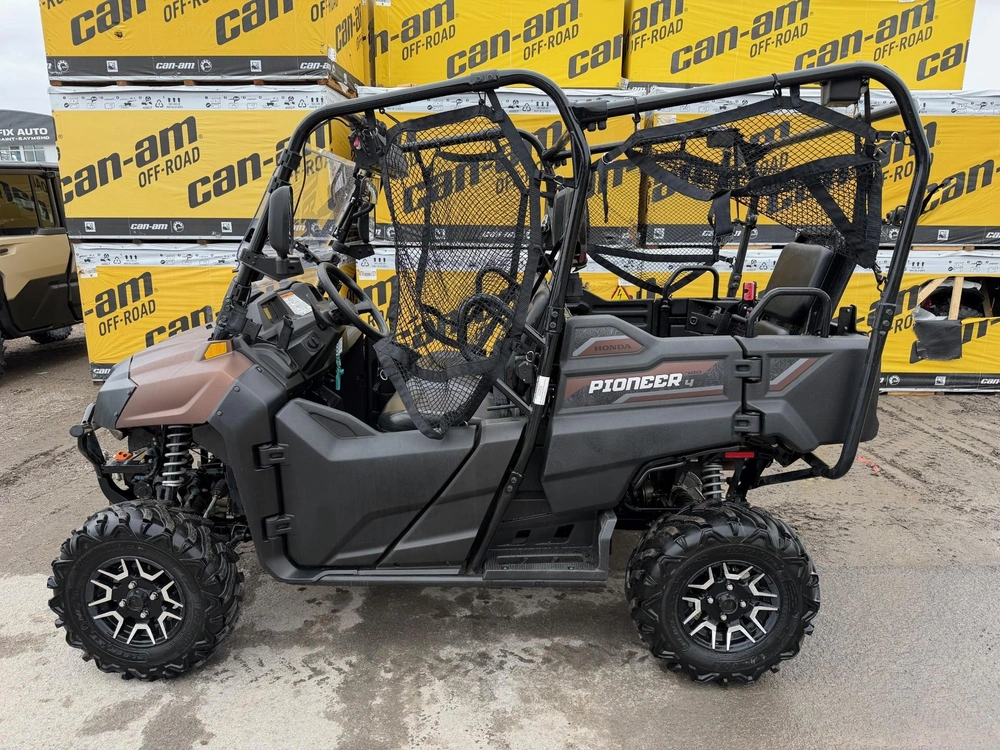 Honda Pioneer 700-4 2022 alt