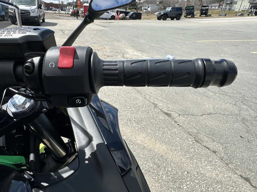 2026 Kawasaki Ninja 650 alt