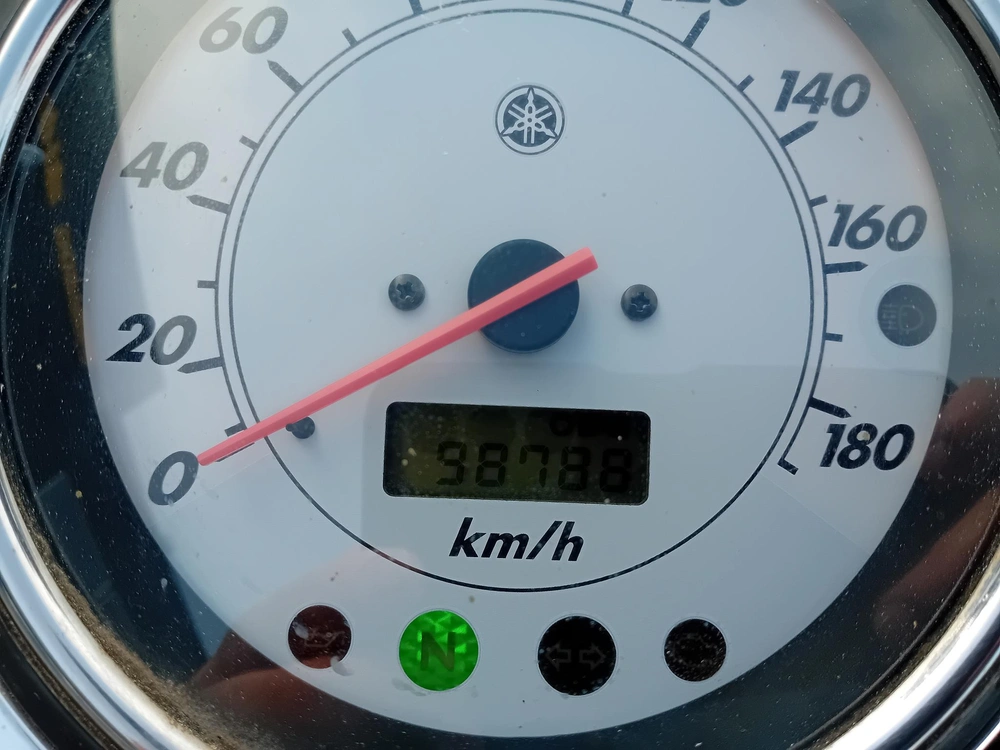 Yamaha V-star 1100 1999 alt