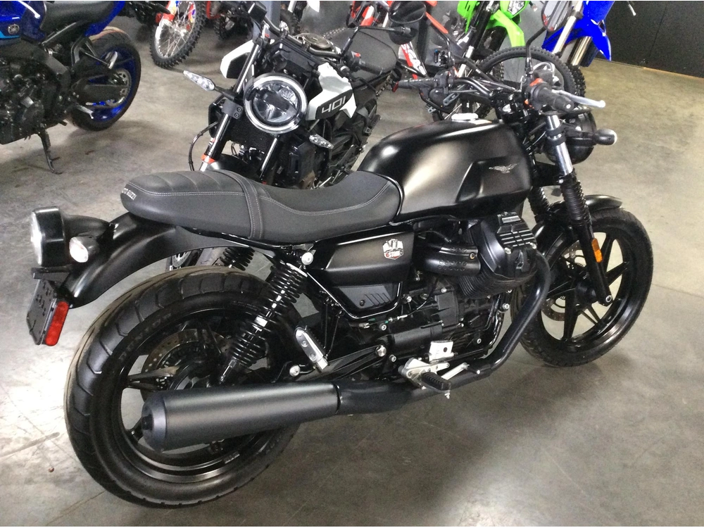 Moto Guzzi V7 Stone 2022 alt