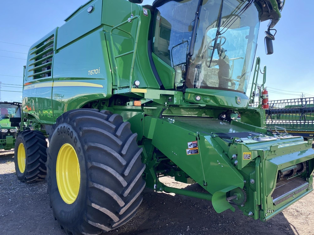 2024 John Deere T670 alt