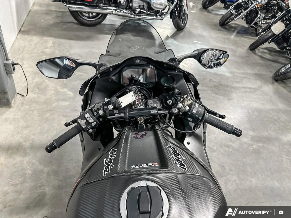 2022 Kawasaki Zx10r alt
