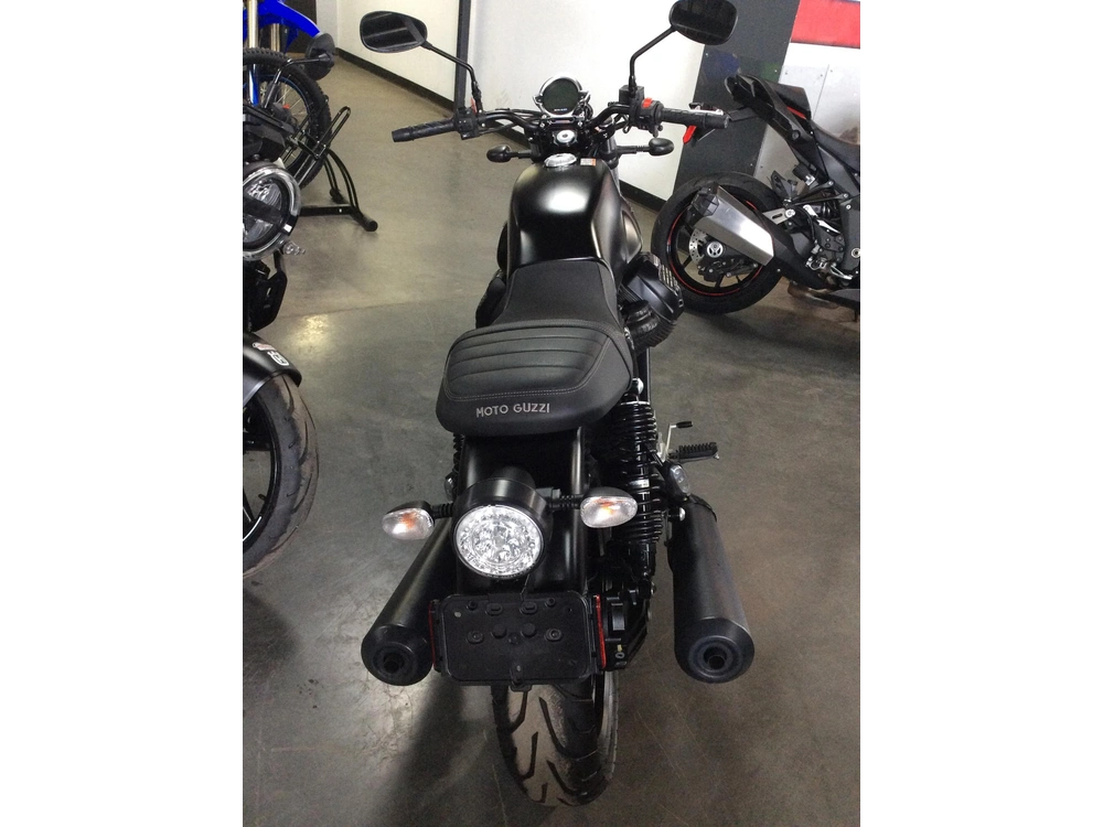Moto Guzzi V7 Stone 2022 alt