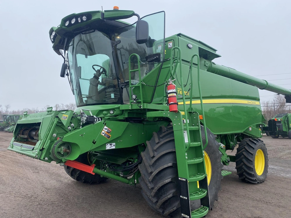 2023 John Deere T670 alt