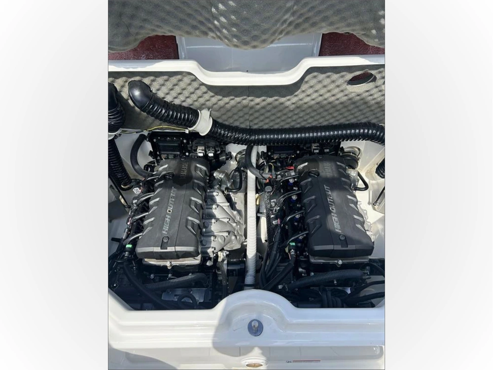 2019 Yamaha 212x alt