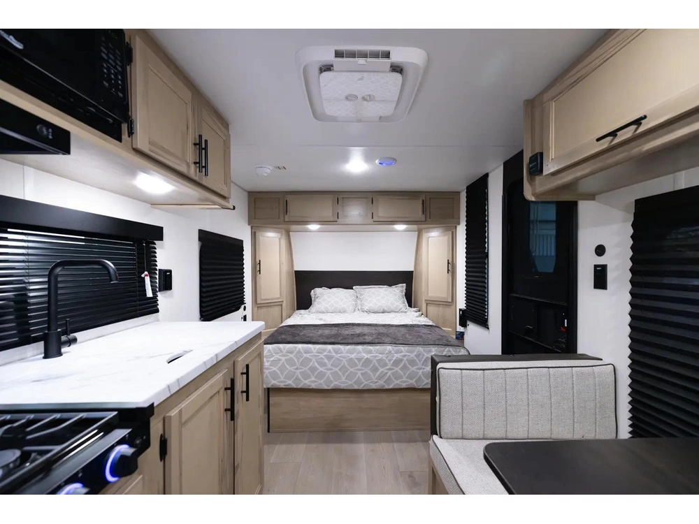 Cherokee 16fqw Wolf Pup 2026 alt