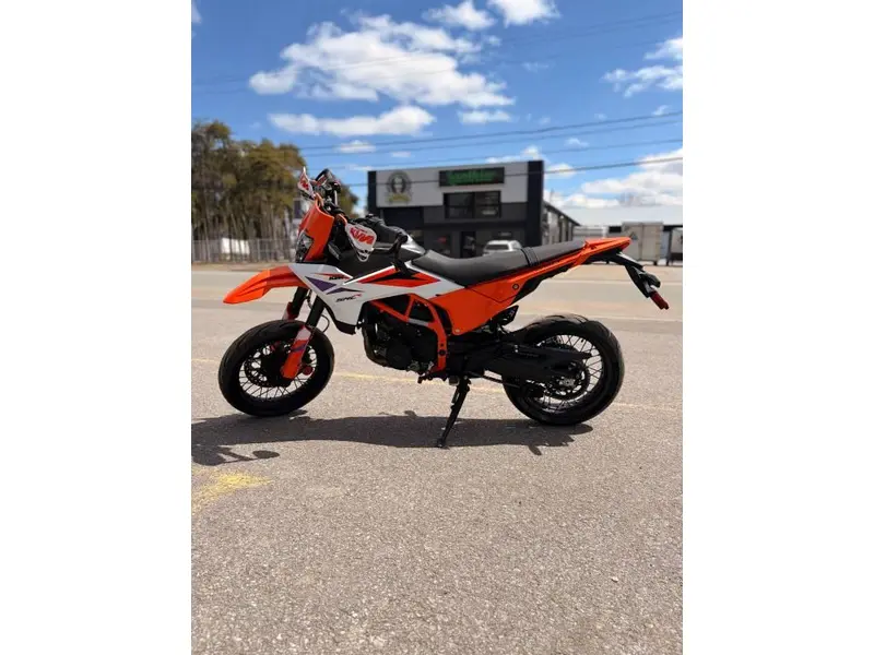 2025 KTM 390 SMC R thumbnail 5