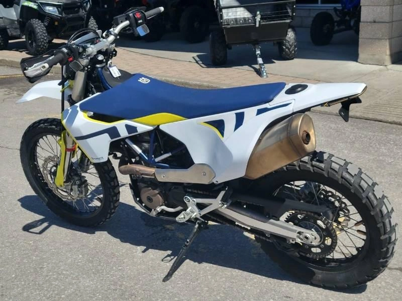 Husqvarna 701 Enduro 2022 alt