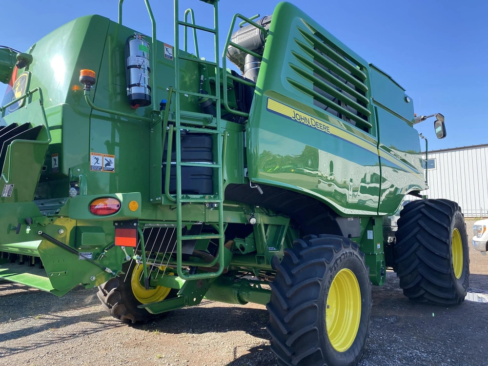 2024 John Deere T670 alt