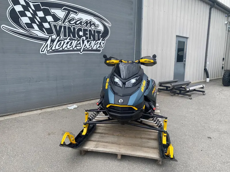 Ski-Doo MXZ XRS 850 E-Tec 137" 2026