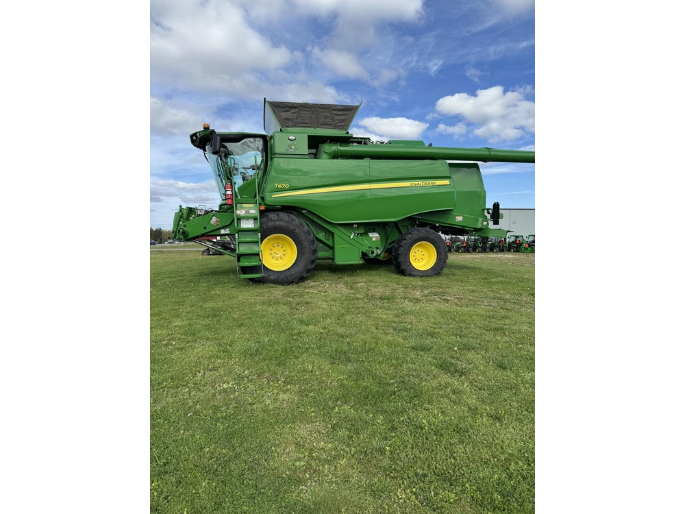 2022 John Deere T670 alt