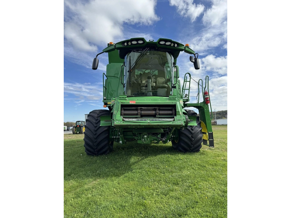 2022 John Deere T670 alt