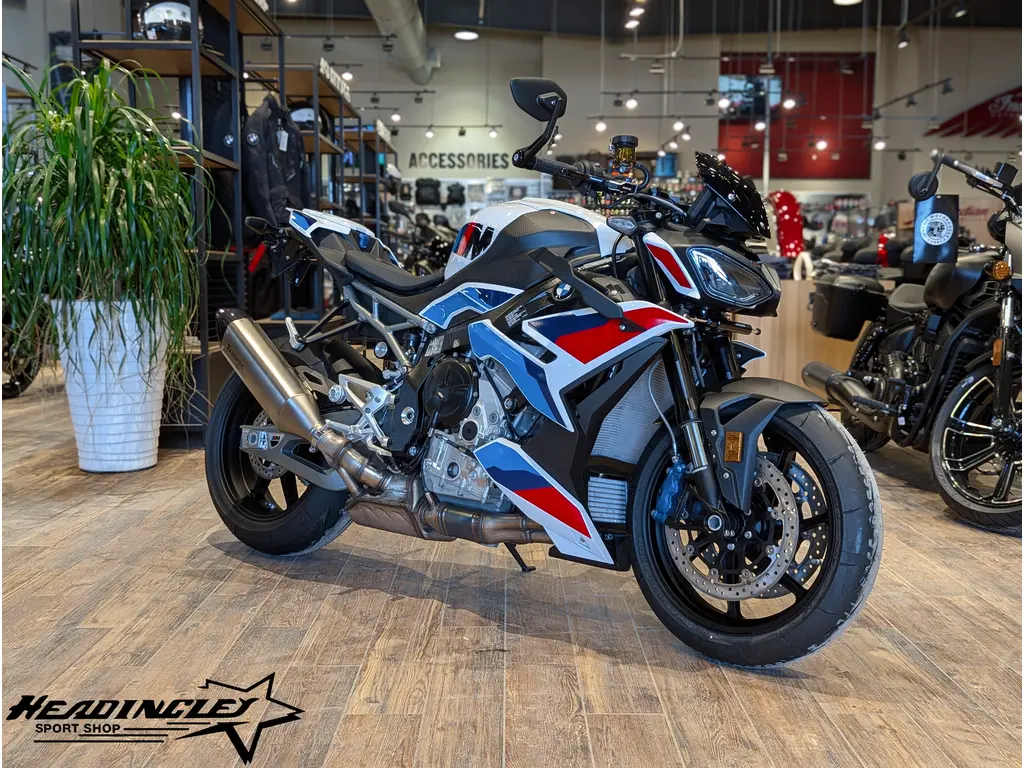 2026 BMW M 1000 R // Light White/M Motorsport 