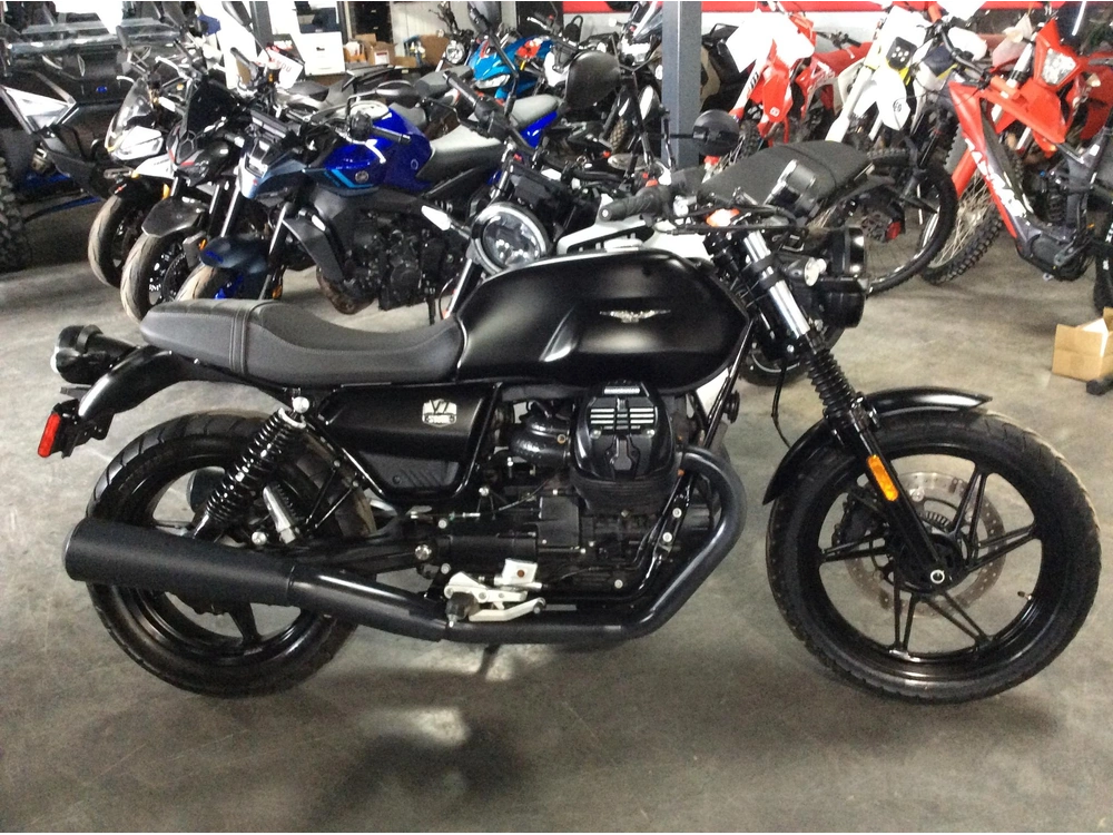 Moto Guzzi V7 Stone 2022 alt