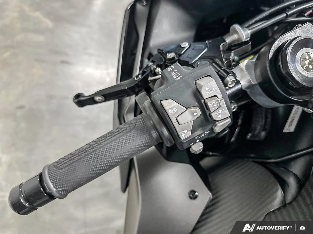 2022 Kawasaki Zx10r alt