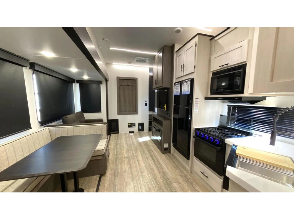 2025 Arctic Wolf 287bh alt