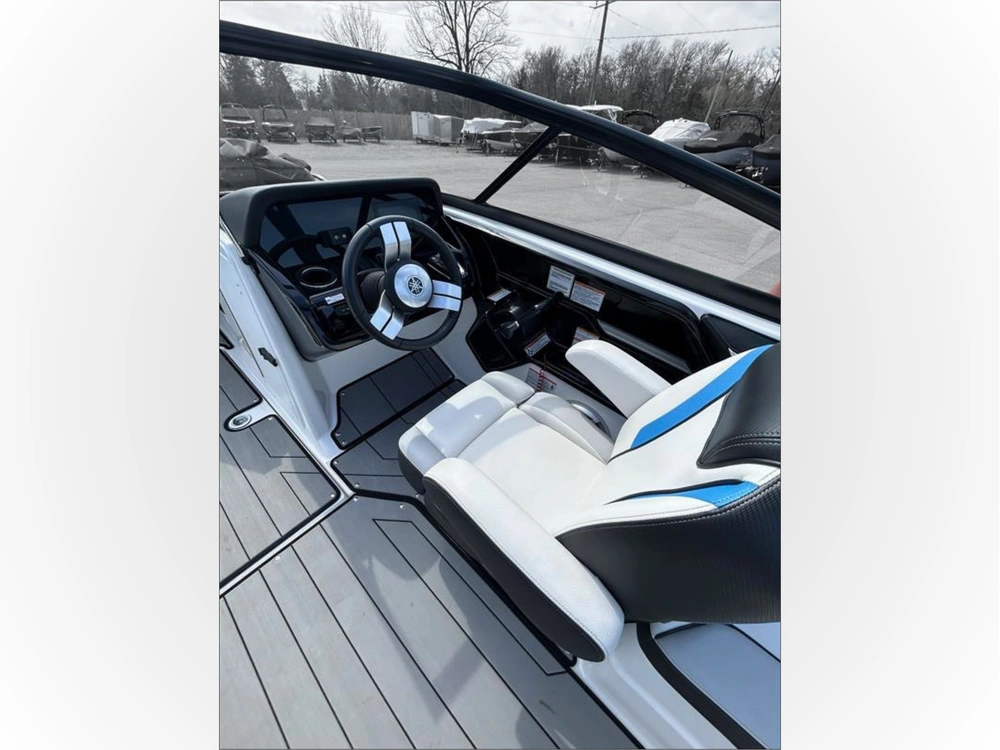 2019 Yamaha 212x alt