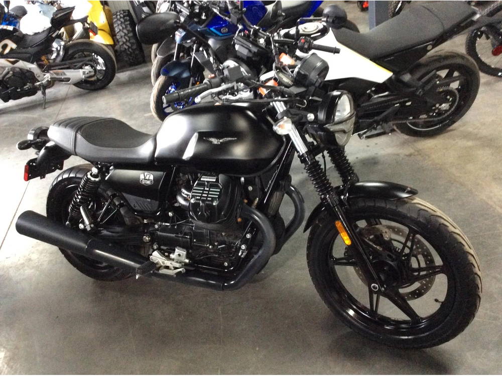 Moto Guzzi V7 Stone 2022 alt