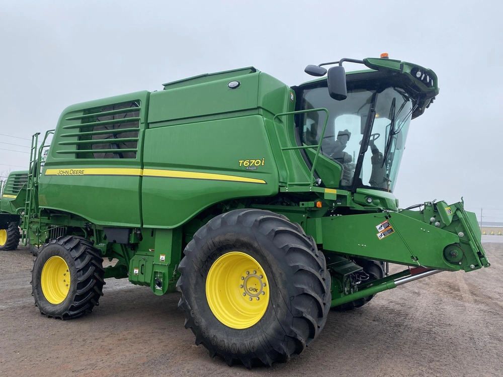 2023 John Deere T670 alt