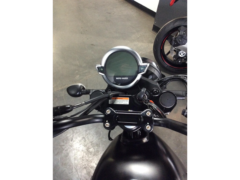 Moto Guzzi V7 Stone 2022 alt