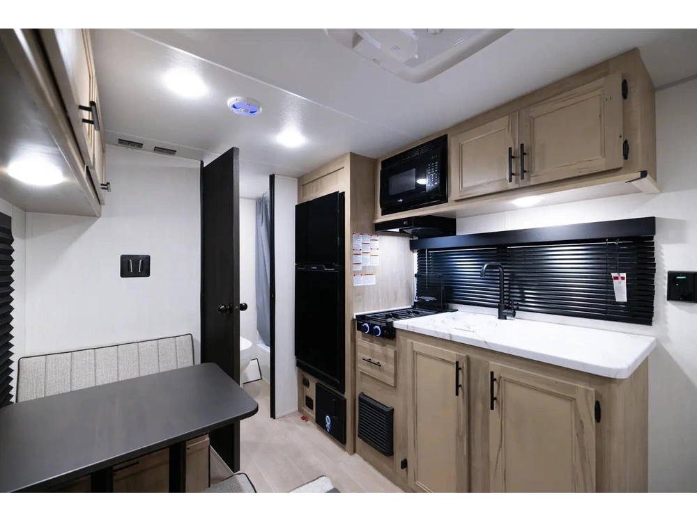 Cherokee 16fqw Wolf Pup 2026 alt