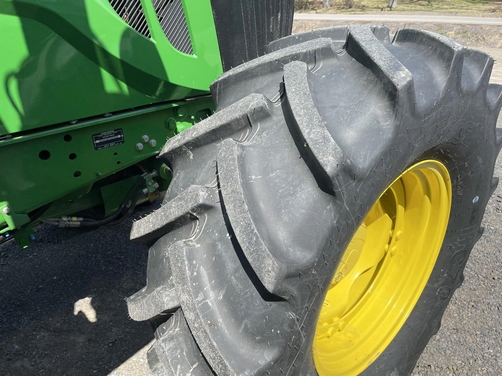 2020 John Deere 6110m alt