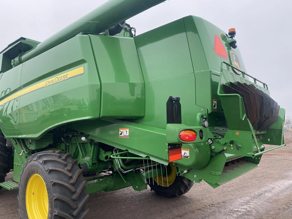 2023 John Deere T670 alt