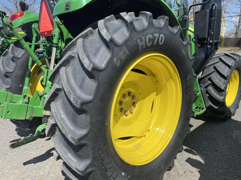 2020 John Deere 6110m alt