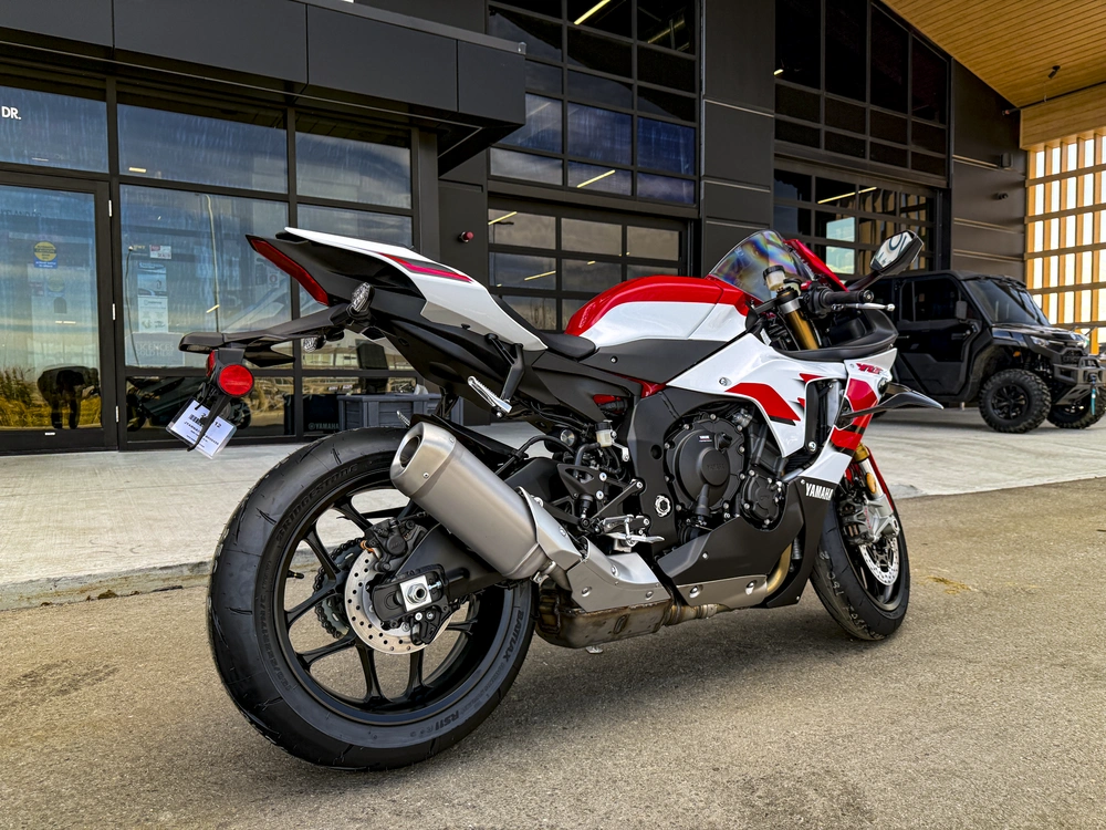 2026 Yamaha R1 alt