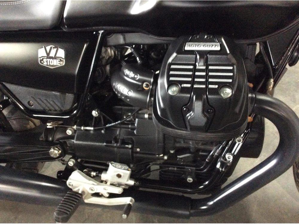 Moto Guzzi V7 Stone 2022 alt