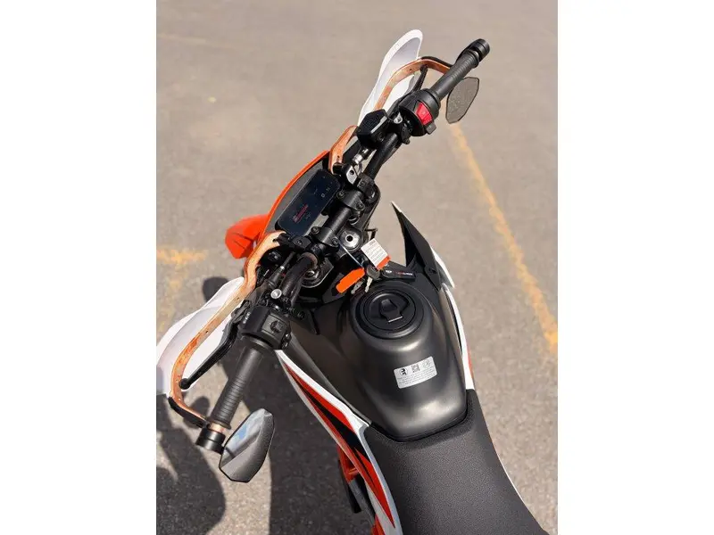 2025 KTM 390 SMC R thumbnail 10