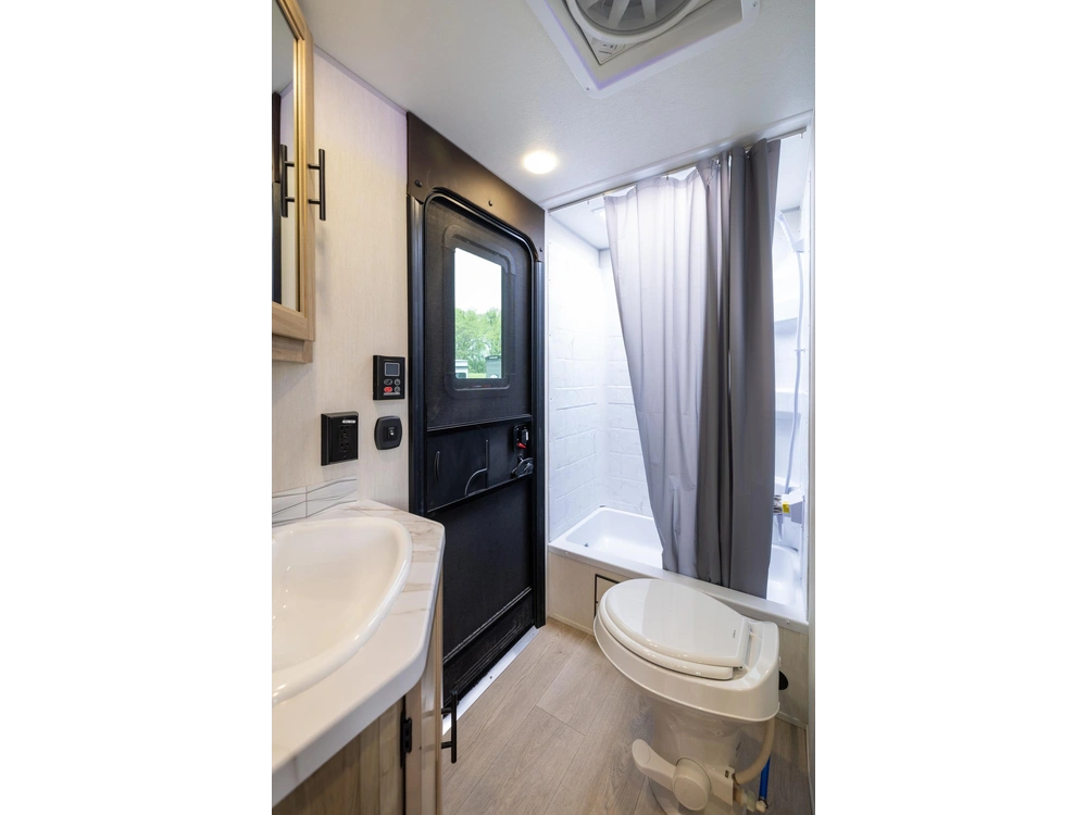 Cherokee 26dbh Grey Wolf 2026 alt