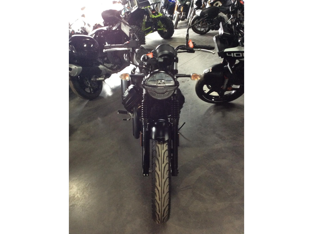 Moto Guzzi V7 Stone 2022 alt