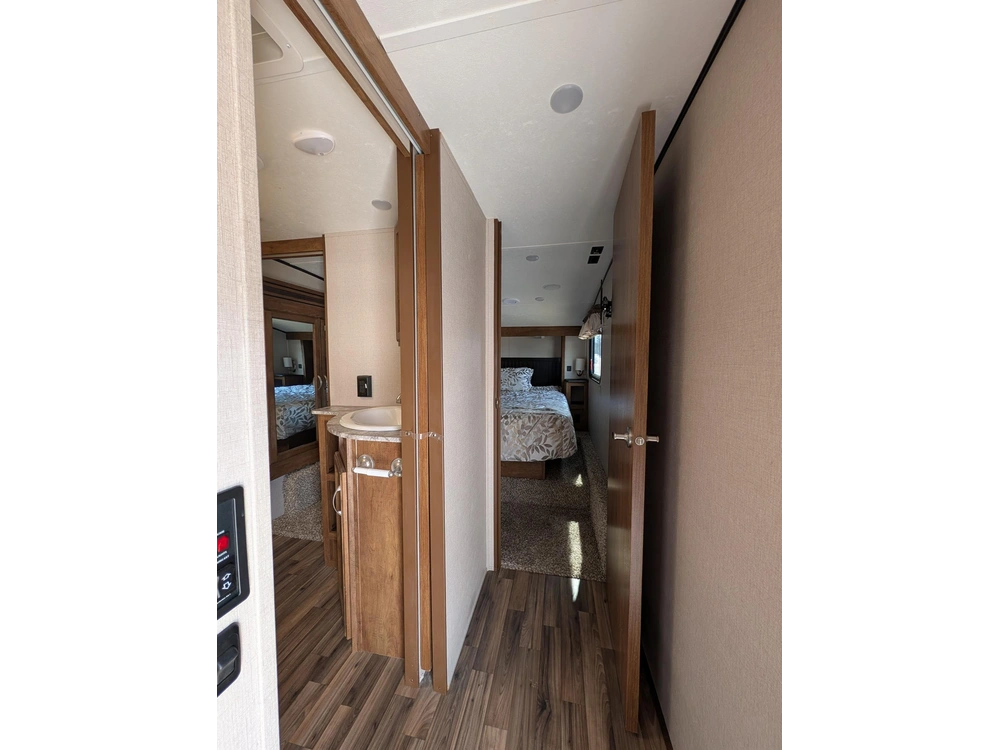 Coachmen Chaparral 30rls 2019 alt