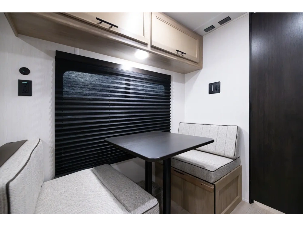 Cherokee 16fqw Wolf Pup 2026 alt